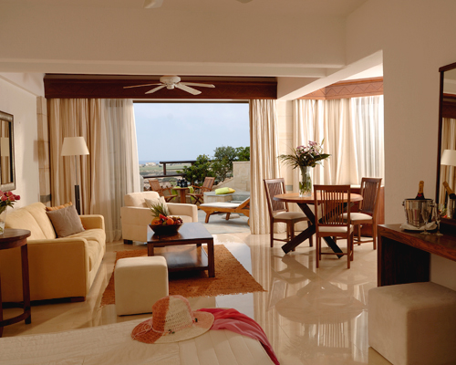 Coral Beach Hotel and Resort Studio Suite With Pool