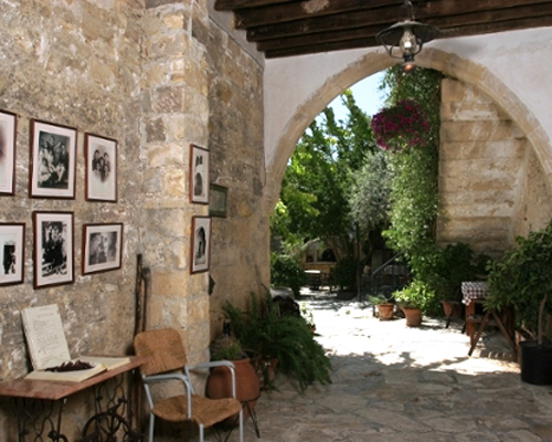 Nicolas & Maria's Cottages Yard
