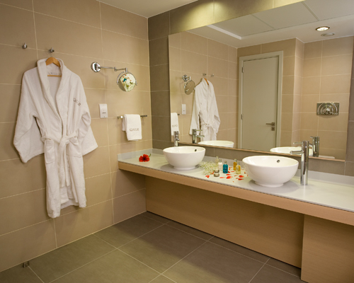 Capital Coast Resort and Spa Room Bathroom