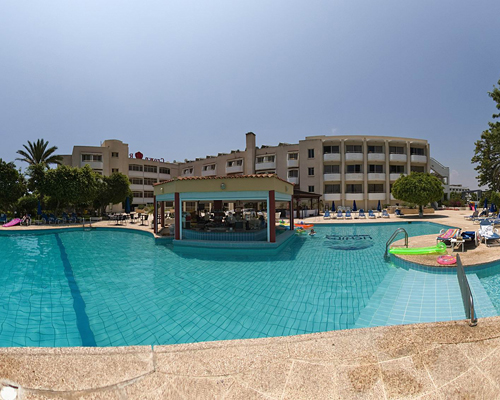 Crown Resorts Henipa Hotel And Pool View